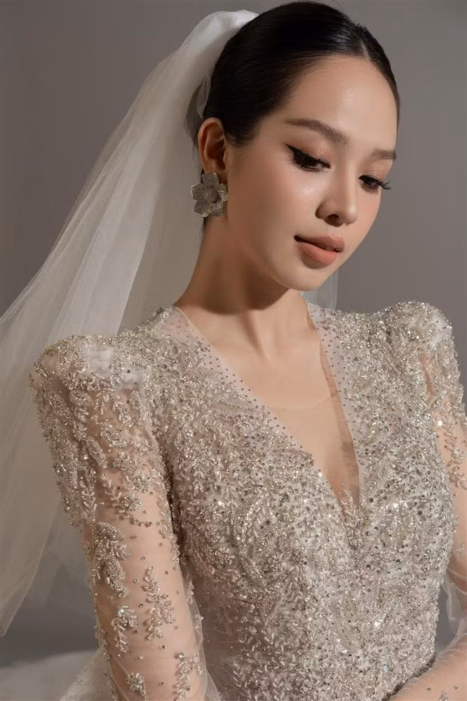 Huỳnh Thị Thanh Thủy sinh năm 2002, cao 1,76 m, sinh ra và lớn lên tại Đà Nẵng. Thanh Thủy từng đạt giải Hoa khôi sinh viên Đại học Ngoại ngữ (Đại học Đà Nẵng năm 2021), Á khôi 1 cuộc thi Học sinh - Sinh viên thanh lịch Đà Nẵng năm 2021, là một trong 36 sinh viên có cơ hội được trao đổi sinh viên ở Đại học Ubon Ratchathani, Thái Lan. Thanh Thủy hiện theo học 2 trường là Đại học Ngoại ngữ (Đại học Đà Nẵng) và Đại học Greenwich Việt Nam. Cô có khả năng giao tiếp cơ bản bằng tiếng Anh và tiếng Hàn.