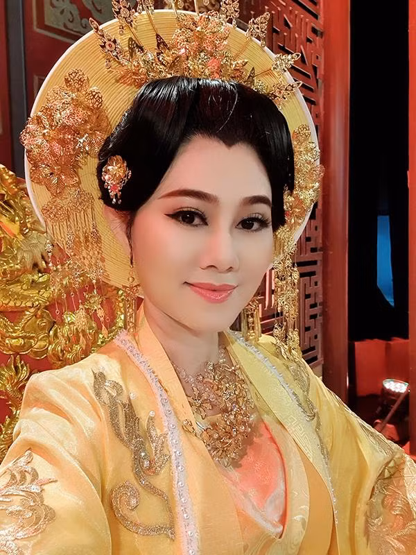 Ngoài diễn xuất nghệ thuật, NSND Quế Trân còn từng là Đại biểu Hội đồng nhân dân TPHCM khóa 8 (2011 - 2016) và khóa 9 (2016 - 2021), khu vực bầu cử huyện Bình Chánh, TPHCM.