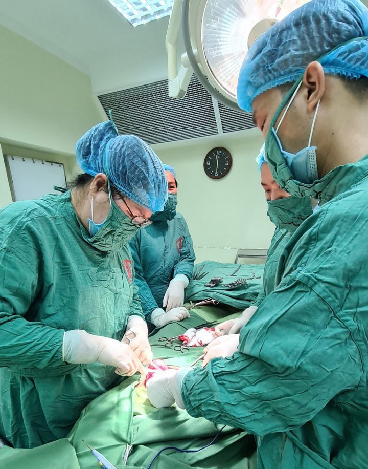 Thieu nu 17 tuoi mang u buong trung nhu co thai 7 thang-Hinh-2