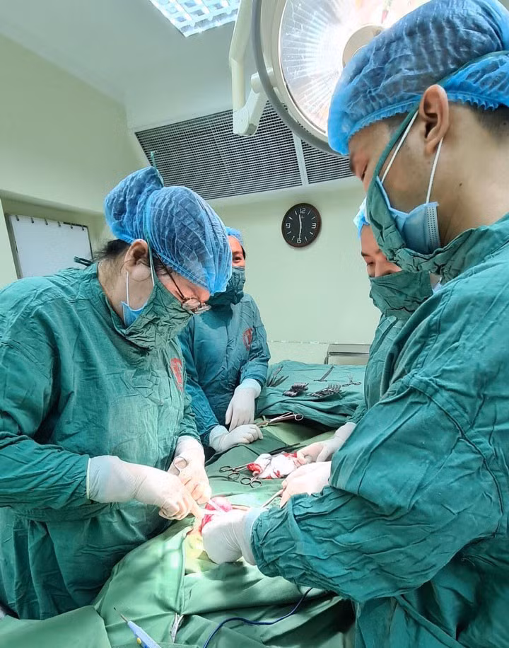 Thieu nu 17 tuoi mang u buong trung nhu co thai 7 thang-Hinh-2