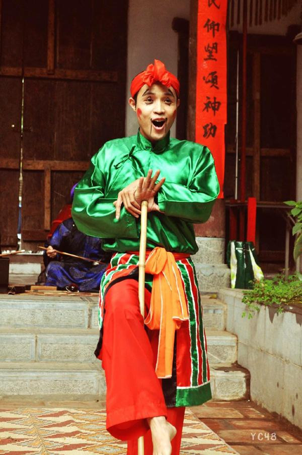 ##b###NSƯT Thái Sơn (SN 1983, quê ở Hưng Yên) xuất thân là sinh viên lớp Chèo, khoa Kịch hát Dân tộc, trường Đại học Sân khấu - Điện ảnh Hà Nội. Tốt nghiệp năm 2006, anh đầu quân cho Nhà hát Chèo Việt Nam.