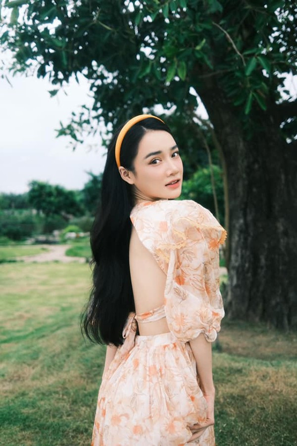 Ngoài chăm sóc bên ngoài, diễn viên Nhã Phương còn tích cực chăm sóc da từ bên trong. "Da sẽ không đẹp khi người ốm yếu, thiếu chất. Vì thế, tôi luôn cung cấp đủ vitamin và khoáng chất cho cơ thể, ăn nhiều rau củ, hoa quả, ngay cả khi áp dụng chế độ giảm cân. Bên cạnh đó, tôi uống đủ 2 lít nước mỗi ngày, chia nhỏ và uống thành nhiều lần rải rác trong ngày để da thẩm thấu", Nhã Phương chia sẻ.