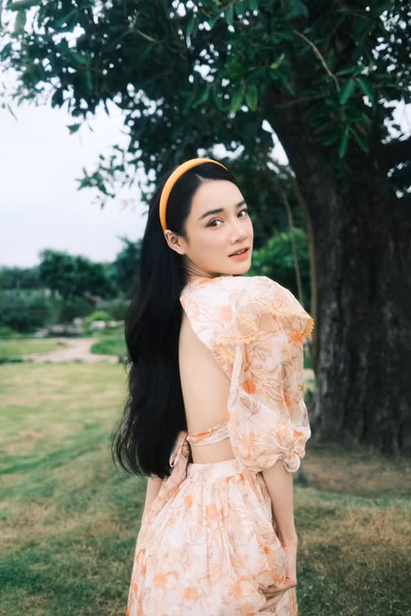 Ngoài chăm sóc bên ngoài, diễn viên Nhã Phương còn tích cực chăm sóc da từ bên trong. "Da sẽ không đẹp khi người ốm yếu, thiếu chất. Vì thế, tôi luôn cung cấp đủ vitamin và khoáng chất cho cơ thể, ăn nhiều rau củ, hoa quả, ngay cả khi áp dụng chế độ giảm cân. Bên cạnh đó, tôi uống đủ 2 lít nước mỗi ngày, chia nhỏ và uống thành nhiều lần rải rác trong ngày để da thẩm thấu", Nhã Phương chia sẻ.