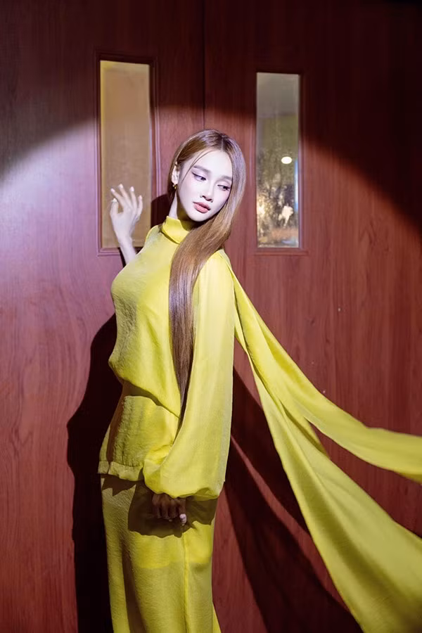  Nhã Phương may mắn sở hữu làn da trắng mịn, không tỳ vết. Tuy nhiên, có thời điểm, vì bận rộn với lịch trình dày đặc, di chuyển liên tục, thức đêm và hóa trang đậm để phục vụ các vai diễn, da cô xấu đi trông thấy. Buồn phiền vì làn da trắng hồng, đầy sức sống ngày càng đen, xạm, thậm chí nổi mụn, Nhã Phương quyết định dành thời gian chăm sóc da và thu được kết quả như ý.