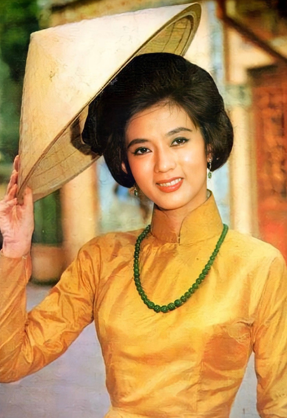 Năm 1984, bà là nữ nghệ sĩ đầu tiên dù đã qua đời nhưng vẫn được truy tặng danh hiệu Nghệ sĩ Ưu tú trong đợt xét tặng đầu tiên. Danh hiệu một lần nữa khẳng định những đóng góp của Thanh Nga với nền cải lương nước nhà. (Ảnh: NAG Thanh Chi)