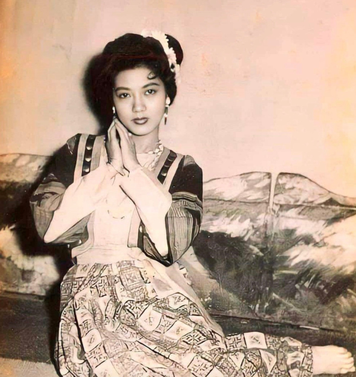 Năm 10 tuổi, Thanh Nga bắt đầu ca vọng cổ phụ họa tại sân khấu Thanh Minh. Năm 12 tuổi, bà bắt đầu có tiếng vang trong nghề khi vào vai bé Nghi Xuân trong vở Phạm Công - Cúc Hoa. Tới năm 16 tuổi, Thanh Nga đoạt giải Thanh Tâm (một giải thưởng lớn của cải lương), chính thức trở thành ngôi sao sáng của làng cải lương miền Nam. (Ảnh: NSSK) 