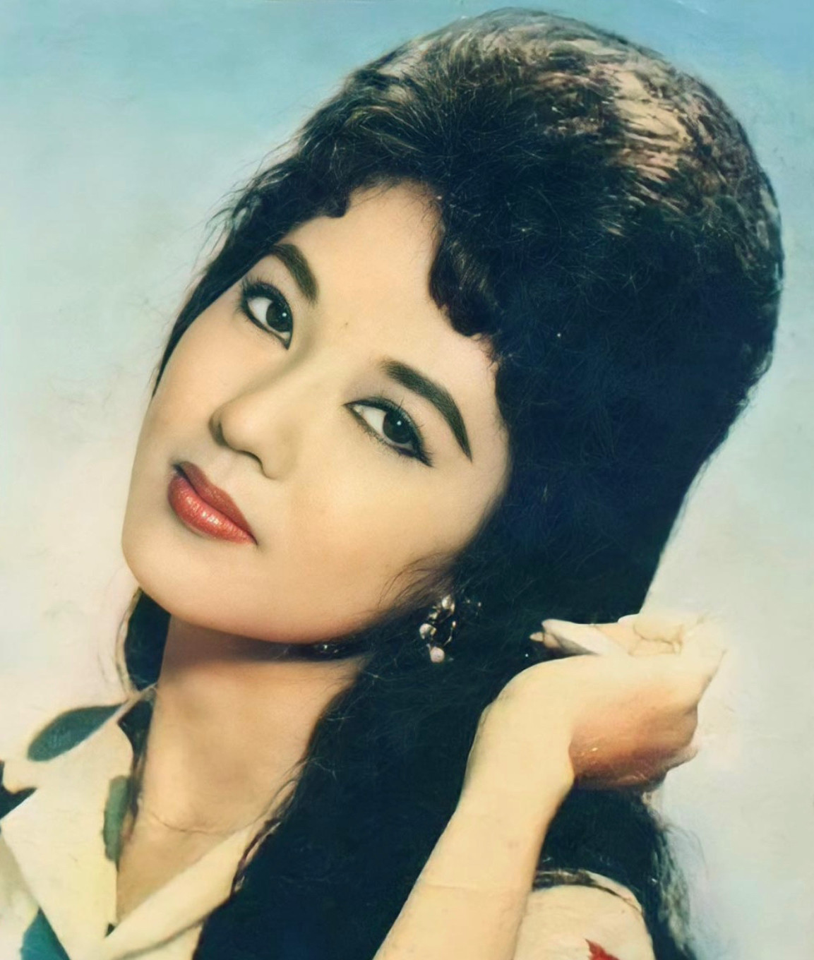 Hơn 20 năm hoạt động nghệ thuật, tên tuổi Thanh Nga gắn liền với nhiều vở cải lương gây tiếng vang như: "Tiếng trống Mê Linh", "Nửa đời hương phấn", "Bên cầu dệt lụa","Phụng Nghi đình", "Thái hậu Dương Vân Nga", "Tiếng sóng Tiêu Tương"... Trong đó, vai diễn Thái hậu Dương Vân Nga của Thanh Nga đã tạo nên huyền thoại sân khấu, đi vào tiềm thức của nhiều thế hệ. (Ảnh: NX) 