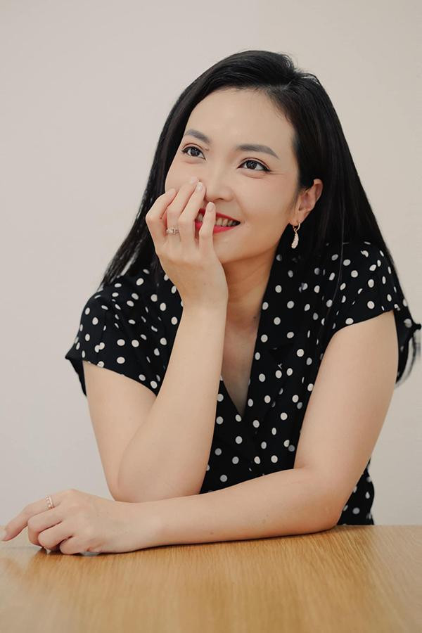 hác với hình ảnh trên sóng truyền hình, ngoài đời, Phương Thảo trẻ trung, năng động nhưng vẫn rất dịu dàng, nữ tính.