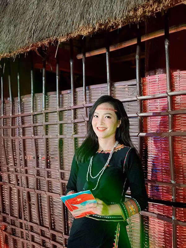  BTV Phương Thảo sinh năm 1986 tại An Giang, từng theo học tại Đại học Cần Thơ. Cô đã có 13 năm gắn bó với nghề truyền hình, trong đó 8 năm làm việc tại VTV Cần Thơ và 5 năm tại Ban Thời sự tại trụ sở chính VTV tại Hà Nội.