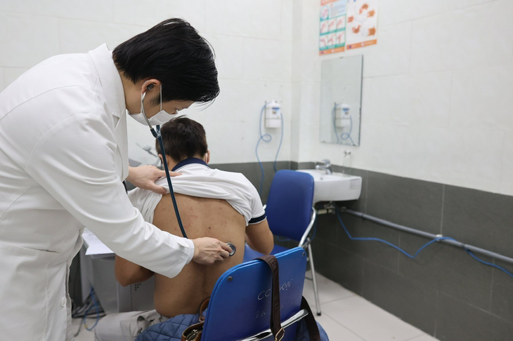 Nu benh nhan ton thuong da co quan vi Lupus ban do-Hinh-4