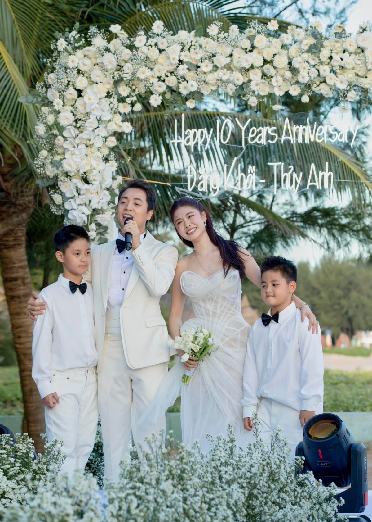 Tháng 11/2023, vợ chồng Đăng Khôi - Thủy Anh tổ chức lễ kỷ niệm 10 năm ngày cưới ở bãi biển. Thủy Anh tiết lộ, trong cuộc sống, vợ chồng cô không tránh khỏi những lúc “xô bát xô đũa” nhưng sau tất cả, cặp đôi vẫn giữ được hôn nhân bền chặt vì sự cảm thông, biết lắng nghe và chia sẻ cùng nhau.