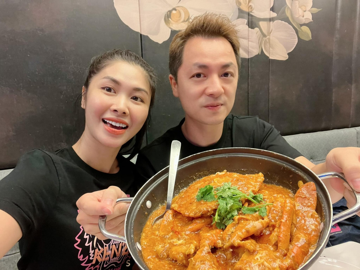 Trong 10 năm tạm ngừng sự nghiệp ca hát, Đăng Khôi đồng hành với vợ trong hành trình cùng mẹ ruột, mẹ vợ vượt qua căn bệnh ung thư. Thời gian đó, vợ chồng anh chuyển hướng kinh doanh bất động sản và có những thành tựu nhất định. Đăng Khôi cảm thấy may mắn khi gặp được người bạn đời hiểu chuyện, đồng hành trên từng bước đi.