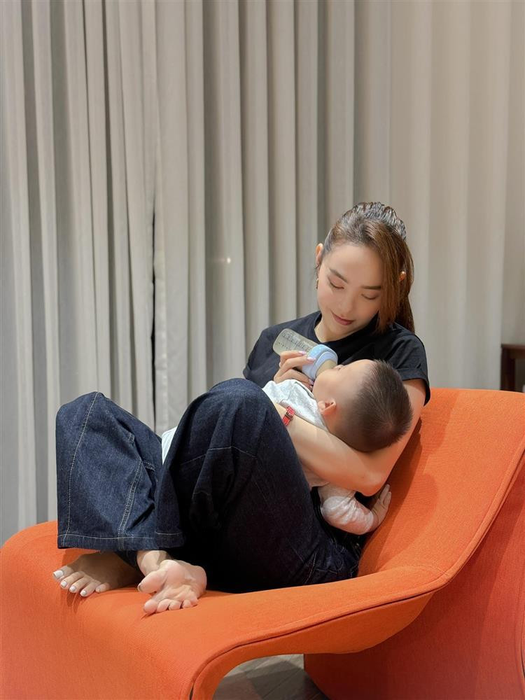 ột trong những cái tên gây chú ý nhất "Chị đẹp đạp gió" mùa hai là Minh Hằng. Nữ ca sĩ nói gia đình cô thích xem show "Anh trai say hi", riêng bản thân nữ ca sĩ trở lại để được giao lưu với đồng nghiệp sau thời gian làm mẹ.