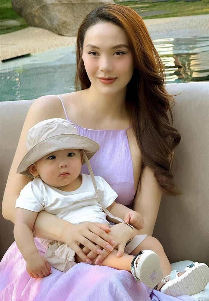 Trước khi ghi hình, tôi sắp xếp ổn thỏa chuyện gia đình. Tôi nhớ con, nhưng nghĩ đến chuyện con mình sau này thấy mẹ trên truyền hình, được tỏa sáng theo cách riêng, tôi lại càng cố gắng", nữ ca sĩ nói.