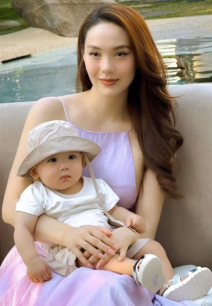 "Trước khi ghi hình, tôi sắp xếp ổn thỏa chuyện gia đình. Tôi nhớ con, nhưng nghĩ đến chuyện con mình sau này thấy mẹ trên truyền hình, được tỏa sáng theo cách riêng, tôi lại càng cố gắng", nữ ca sĩ nói.