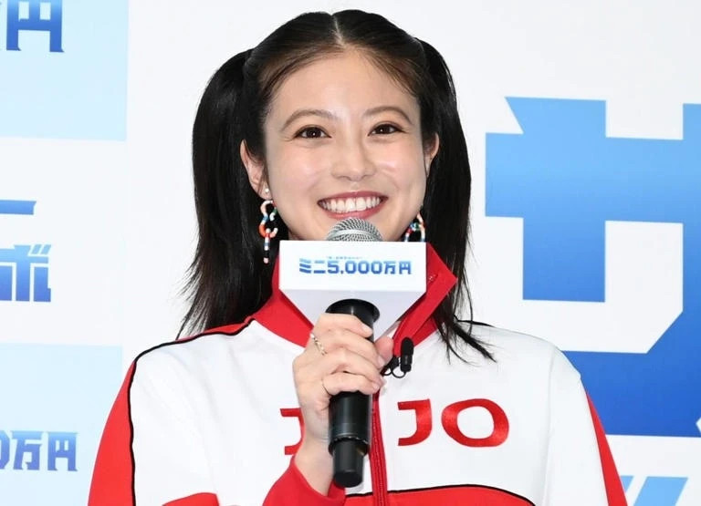 Theo Nikkan Sports, trong một sự kiện ở Tokyo (Nhật Bản) hôm 8/7, diễn viên Imada Mio diện "cây" thể thao năng động và cá tính, khác hình ảnh nhẹ nhàng thường ngày. Dẫu vậy, gương mặt ngây thơ của cô không thay đổi. Ngôi sao sinh năm 1997 nhận được nhiều lời khen cho sự xuất hiện này.