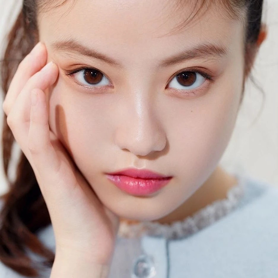 Trong sự nghiệp, Imada Mio từng vướng nghi vấn ngoại tình với ông chủ công ty quản lý. Nữ diễn viên chưa từng lên tiếng về vấn đề này, song lùm xùm cũng ảnh hưởng nhiều đến vị trí của cô trong showbiz.