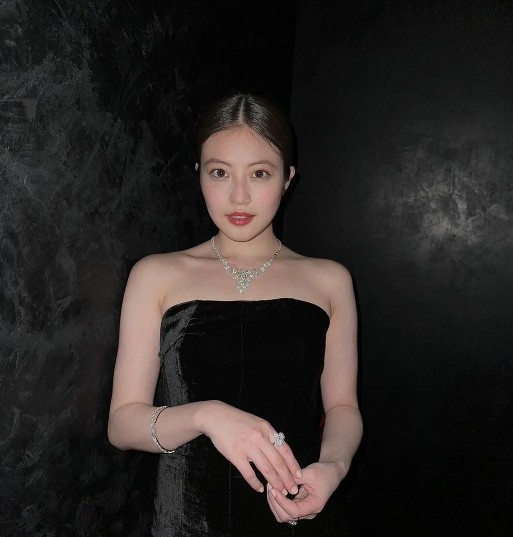 Imada Mio bước chân vào showbiz rất tình cờ. Năm 16 tuổi, khi đang chụp ở cùng bạn bè ở thành phố Fukuoka, cô được nhà tìm kiếm tài năng của CGE (Cover Girl Entertainment) phát hiện và chiêu mộ. Công ty này khen Mio là "cô gái xinh đẹp nhất Fukuoka" và giúp cô xuất hiện trên chương trình GeeBee vào một năm sau đó.