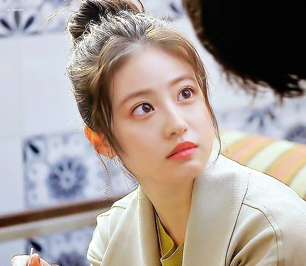 Người dùng chia sẻ ảnh của nữ diễn viên và gọi cô là "báu vật quốc gia" của Nhật Bản vì sở hữu gương mặt đẹp hoàn hảo với đôi mắt to tròn, sống mũi cao, khuôn môi mỏng chúm chím. Những biểu cảm đáng yêu của cô cũng gây sốt.