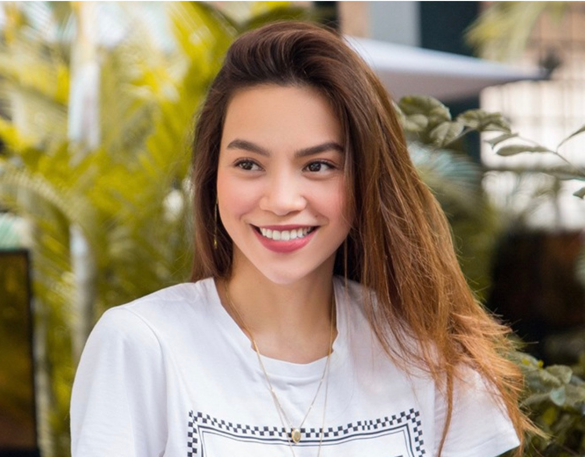 Từ đó tới nay, dù trải qua nhiều thăng trầm trong cuộc sống cũng như sự nghiệp nhưng vẻ ngoài của Hà Hồ luôn ổn định. Khi mặc trang phục đời thường hay lên sân khấu, cô vẫn luôn xinh đẹp, nổi bật. Người đẹp cũng cho biết, cô thường xuyên tập luyện, sống tích cực để giữ vóc dáng. (Ảnh: FBNV)