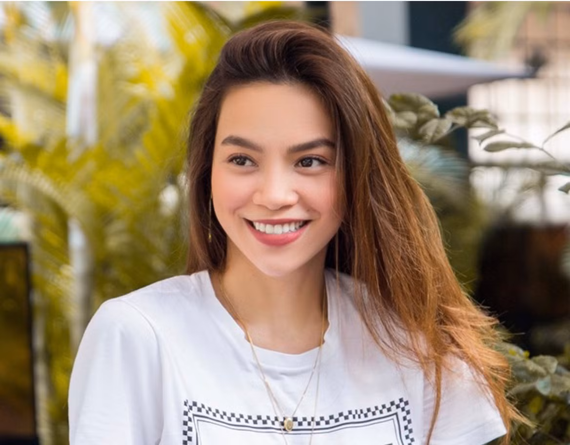 Từ đó tới nay, dù trải qua nhiều thăng trầm trong cuộc sống cũng như sự nghiệp nhưng vẻ ngoài của Hà Hồ luôn ổn định. Khi mặc trang phục đời thường hay lên sân khấu, cô vẫn luôn xinh đẹp, nổi bật. Người đẹp cũng cho biết, cô thường xuyên tập luyện, sống tích cực để giữ vóc dáng. (Ảnh: FBNV)