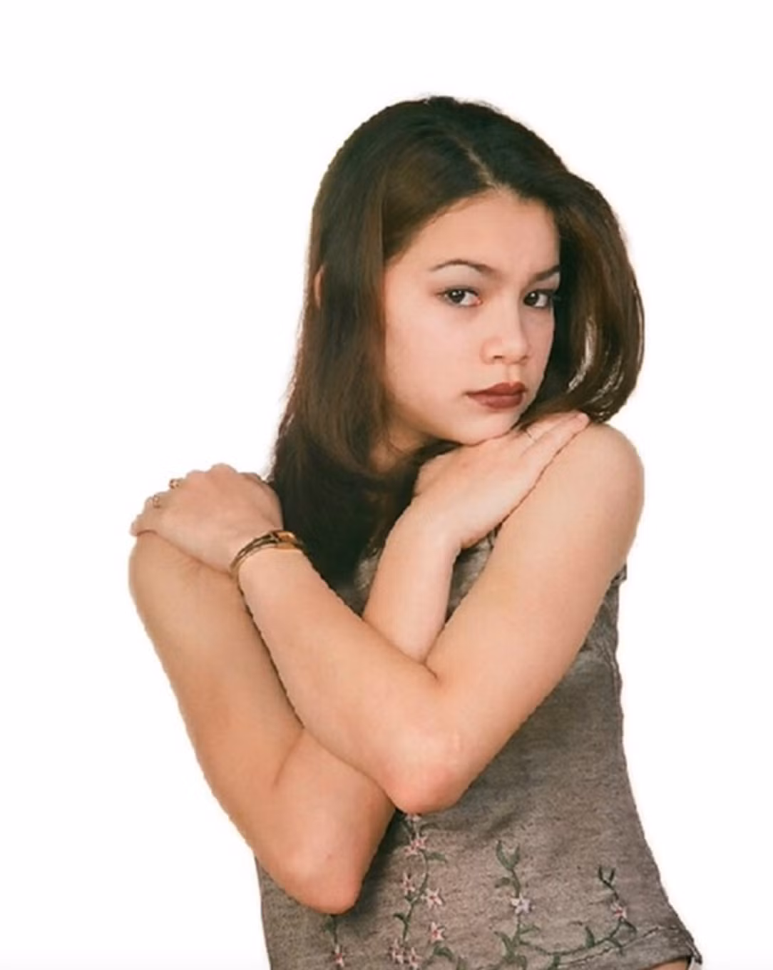 Năm 16 tuổi, với chiều cao 1,72m, Hồ Ngọc Hà bước chân lên sàn diễn thời trang và gặt hái nhiều giải thưởng như: Giải nhì Người mẫu thời trang Hà Nội mở rộng 2000, giải nhì Tìm kiếm Người mẫu châu Á 2002 (giải bạc Siêu mẫu Việt Nam 2002). Lúc này, cô có làn da ngăm đen, thân hình khá đầy đặn. (Ảnh: ST)