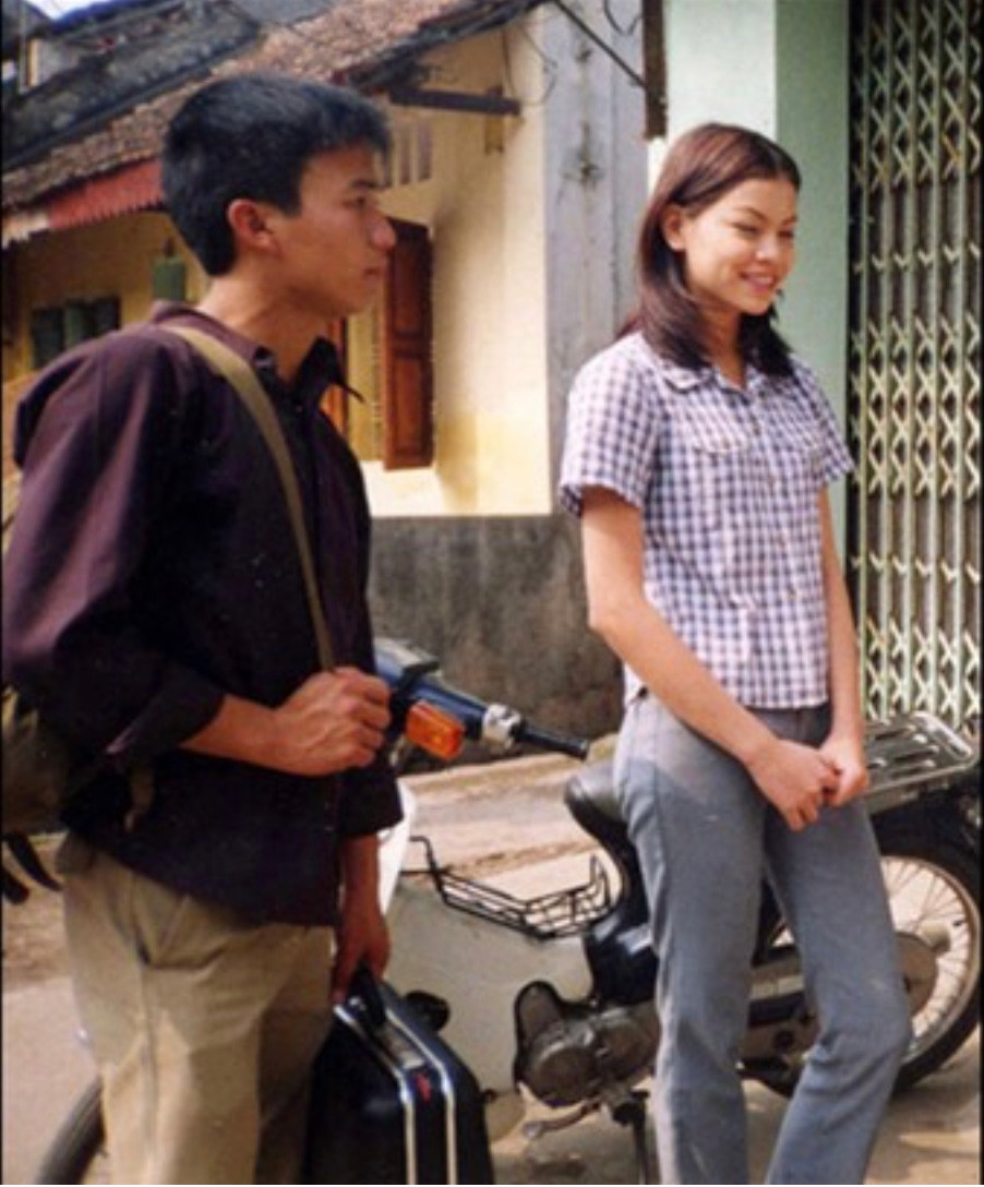 Năm 2001, Hồ Ngọc Hà được nhiều người biết đến khi vào vai Hương trong bộ phim truyền hình "Hoa cỏ may" của đạo diễn Lưu Trọng Ninh. Cô gần như để mặt mộc, mặc trang phục thanh lịch, giản dị để vào vai. (Ảnh: ST)