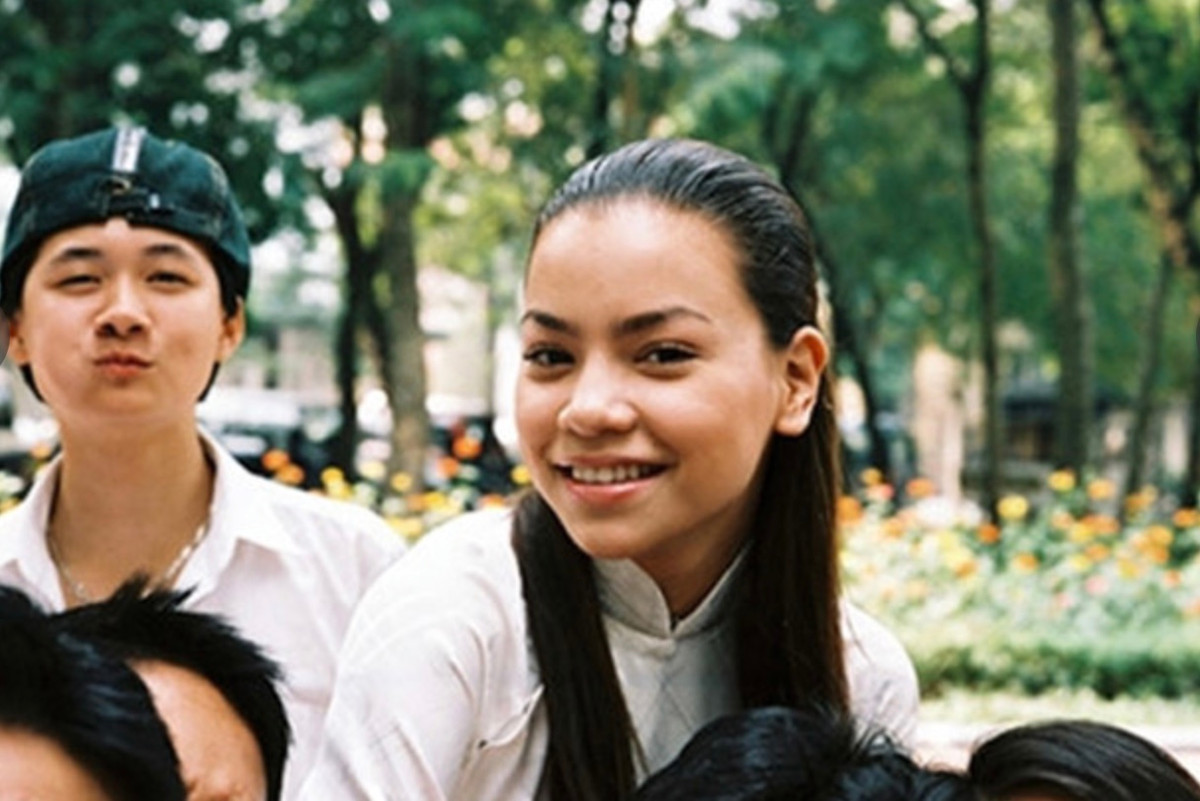 Năm 2002, Hồ Ngọc Hà lấn sân màn ảnh rộng với vai diễn cô giáo Hoài An trong phim "Chiến dịch trái tim bên phải". Lúc này, mỹ nhân sinh năm 1984 có phong cách thời trang khá giản dị cả trong phim lẫn ngoài đời. (Ảnh: ST)