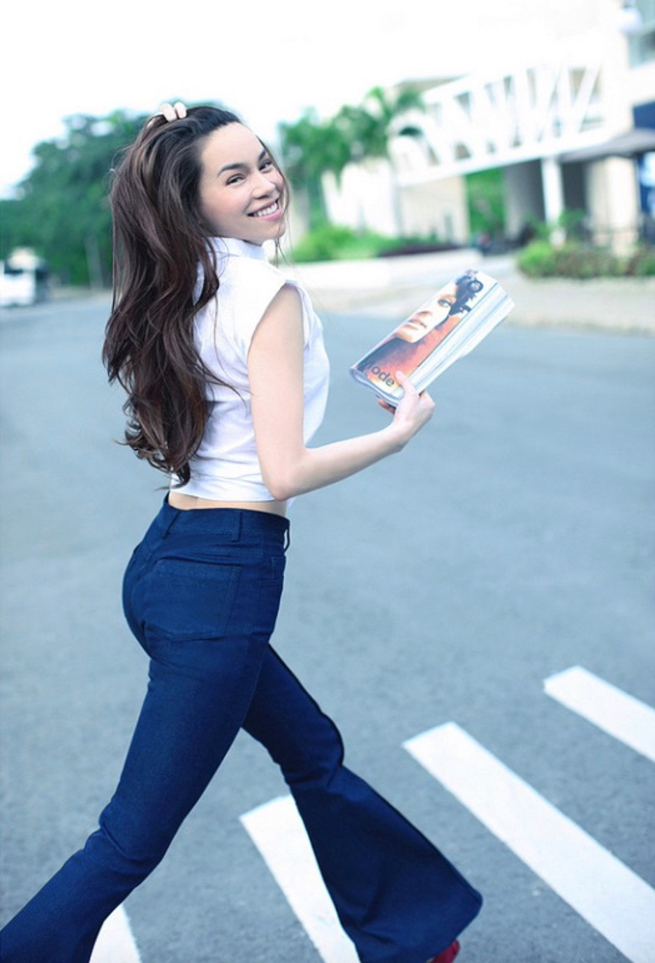 Bên cạnh sự nghiệp âm nhạc thăng hoa, cô còn dần được coi là biểu tượng thời trang, "nữ hoàng street style" của showbiz Việt. Không ít khán giả nhận định vẻ ngoài của Hà Hồ là "của hiếm", khó trộn lẫn trong làng giải trí vốn luôn xuất hiện những gương mặt mới. (Ảnh: FBNV)