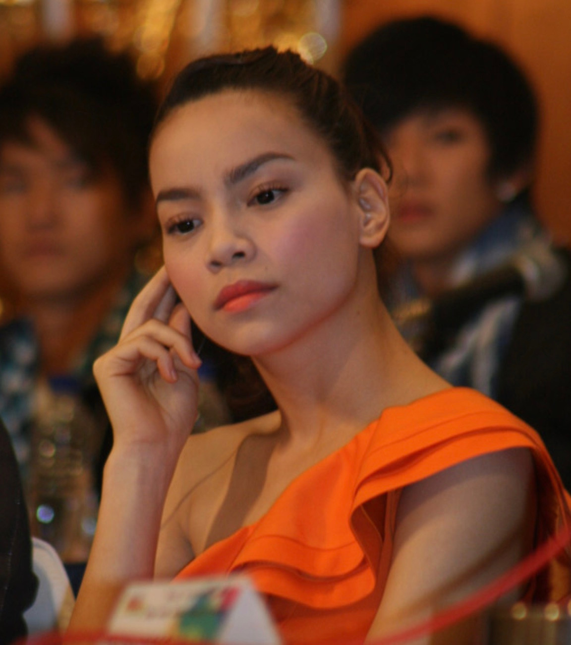 Những năm sau đó, Hồ Ngọc Hà dần hoàn thiện cả về vẻ ngoài lẫn phong cách thời trang. Có thể thấy phần mũi của cô thanh tú, thon gọn, làn da trắng hơn. Người đẹp cũng thường xuyên cập nhật các xu hướng, phong cách thời thượng về make-up, trang phục. (Ảnh: FBNV)