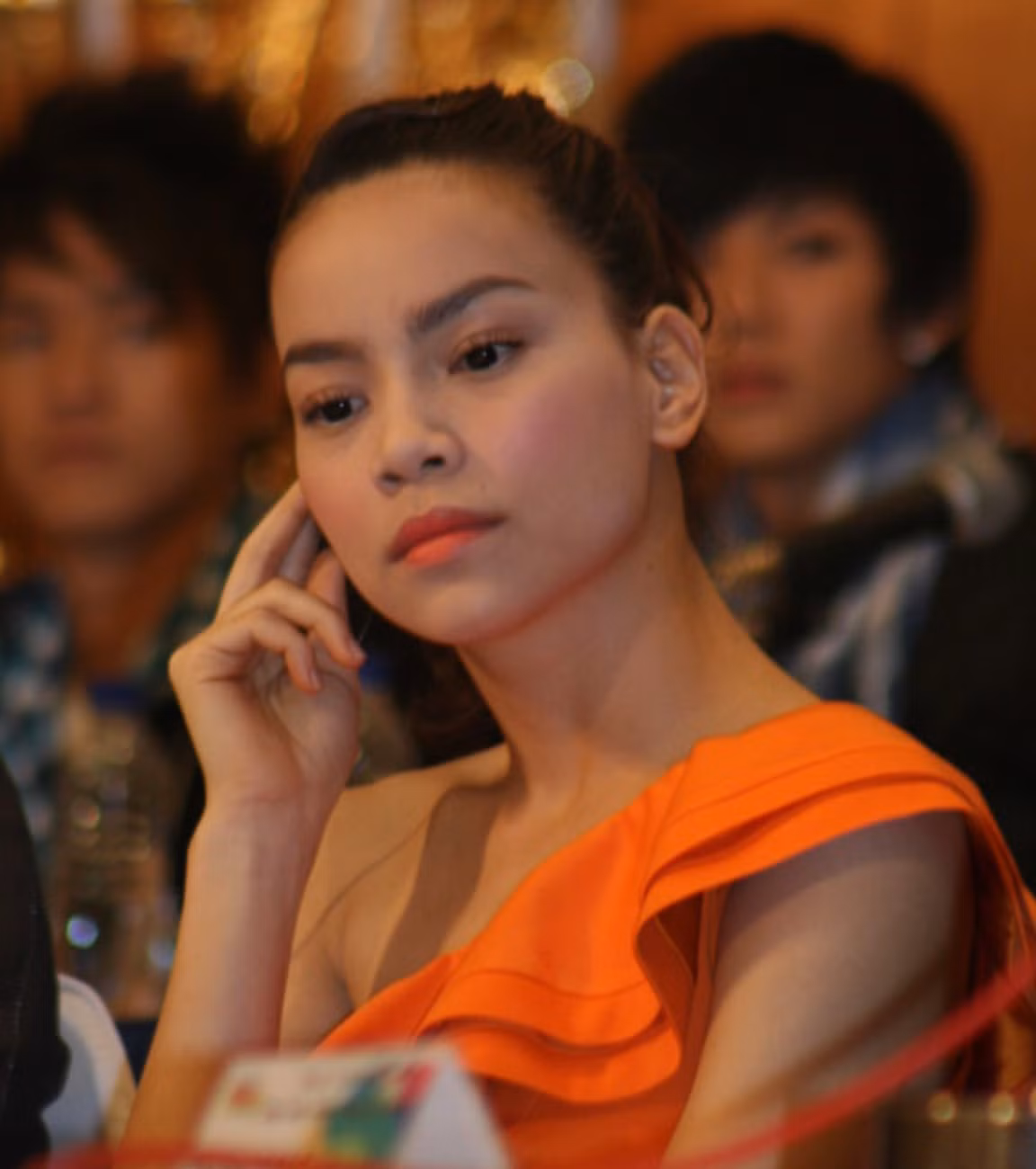 Những năm sau đó, Hồ Ngọc Hà dần hoàn thiện cả về vẻ ngoài lẫn phong cách thời trang. Có thể thấy phần mũi của cô thanh tú, thon gọn, làn da trắng hơn. Người đẹp cũng thường xuyên cập nhật các xu hướng, phong cách thời thượng về make-up, trang phục. (Ảnh: FBNV)