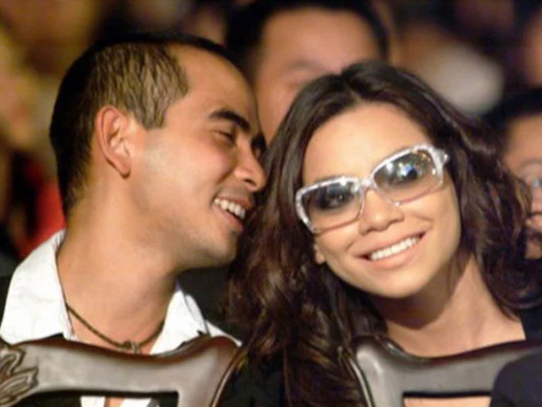 Năm 2005, Hà Hồ gặp gỡ nhạc sĩ Đức Trí khi anh vừa trở về từ Mỹ sau chuyến du học tại trường âm nhạc Boston. Cô ký hợp đồng với công ty Music Faces của Đức Trí và bắt tay vào thực hiện album tiếp theo có tên gọi "Và em đã yêu". Hai ca khúc "Đêm nghe tiếng mưa" và "Và em đã yêu" trong sản phẩm này nhanh chóng được khán giả yêu thích, giúp cô dần xóa bỏ mác "chân dài đi hát”. (Ảnh: ST)