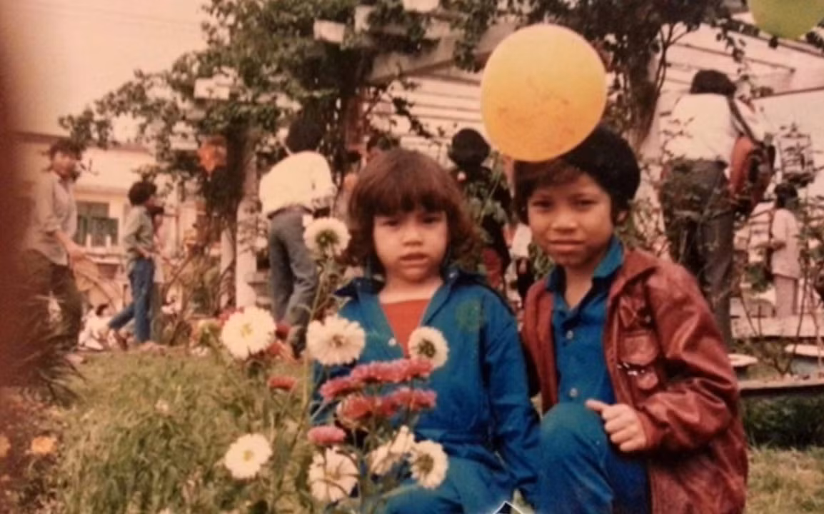  Hồ Ngọc Hà sinh năm 1984 tại Quảng Bình. Cô là người Việt lai Pháp khi cha cô mang hai dòng máu Pháp – Việt. Cũng bởi vậy, người đẹp còn có biệt danh Hồ An Tây, với An là tên ghép từ cha còn Tây là để chỉ dòng máu Pháp - Việt của ông. (Ảnh: FBNV)