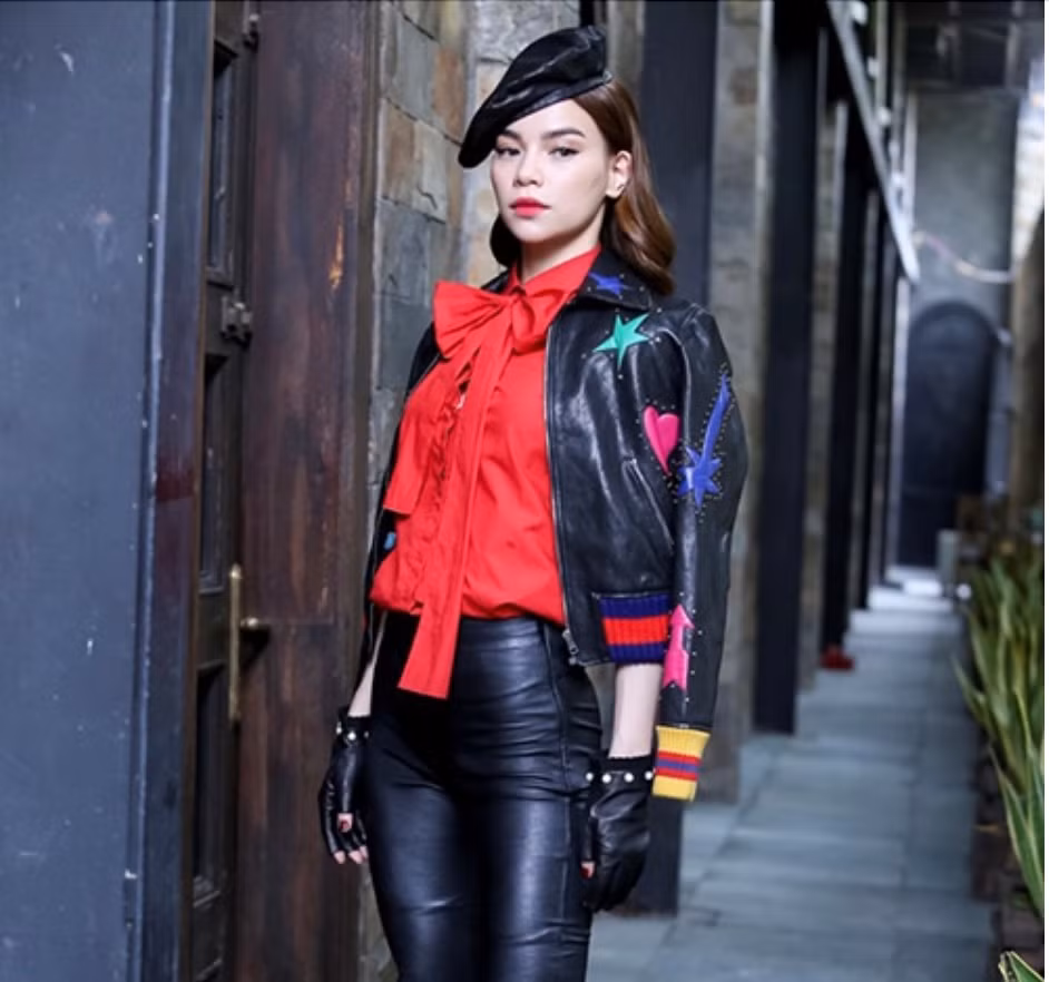 Năm 2016, Hà Hồ một lần nữa trở thành tâm điểm chú ý khi xuất hiện sang trọng, quyến rũ tại show truyền hình "The Face". (Ảnh: FBNV)