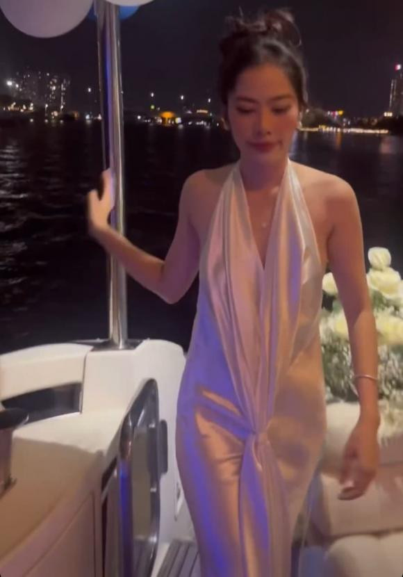 Ngay sau khi đăng tải, Nam Em đã khiến nhiều người ngưỡng mộ hết nấc. Có thể thấy, bất chấp lời ra tiếng vào từ cộng đồng mạng, đến hiện tại, người đẹp vẫn rất hạnh phúc bên bạn trai của mình.