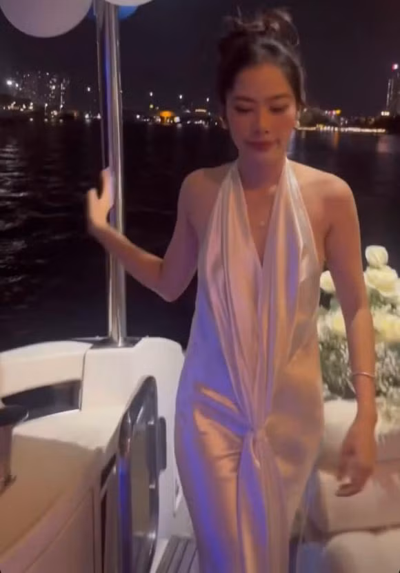 Ngay sau khi đăng tải, Nam Em đã khiến nhiều người ngưỡng mộ hết nấc. Có thể thấy, bất chấp lời ra tiếng vào từ cộng đồng mạng, đến hiện tại, người đẹp vẫn rất hạnh phúc bên bạn trai của mình.