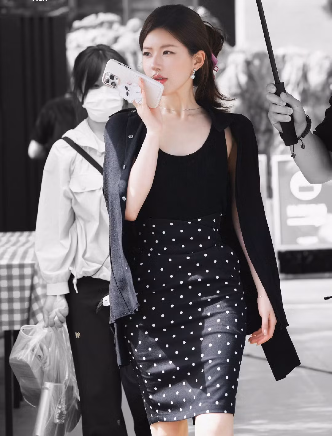 Triệu Lộ Tư nổi lên từ những bộ phim chiếu mạng như Trần Thiên Thiên trong lời đồn, Ôi hoàng đế bệ hạ của ta. Thời gian đầu, cô bị chê nhan sắc bình thường nhưng diễn xuất tự nhiên, linh động, biểu cảm lố hợp với thể loại phim giải trí chiếu trên mạng. Tuy nhiên, Triệu Lộ Tư ngày càng thăng hạng nhan sắc, vai diễn của cô cũng đa dạng. Dù nữ diễn viên vẫn bị chê có nhiều lỗi trong kỹ thuật diễn, nhờ đóng phim chăm chỉ, Triệu Lộ Tư đã có lượng khán giả dành cho riêng mình, luôn chăm chú mỗi khi phim của cô phát sóng.