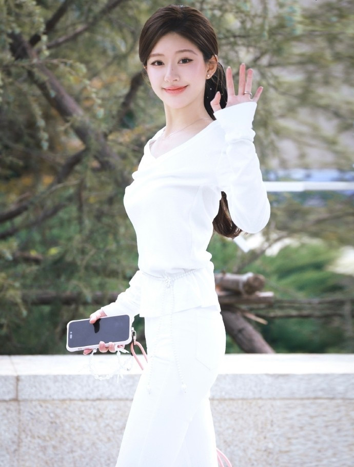 Bên cạnh đó, theo Sohu, để vào vai Hứa Nghiên, Triệu Lộ Tư cũng đã thực hiện chế độ giảm cân. Thực tế, nữ diễn viên không hề nặng cân. Cô tiết lộ chỉ nặng khoảng 40 kg dù cao 1,6 m. Tuy nhiên, phần vai và đầu của Triệu Lộ Tư khá to, đặc biệt đôi má bánh bao sẽ làm gương mặt lớn hơn. Vì thể hiện vai diễn phụ nữ trưởng thành nên người đẹp muốn giảm cân nhằm tạo cảm giác chững chạc trưởng thành hơn. Như vậy, hiện tại Triệu Lộ Tư nặng dưới 40 kg.