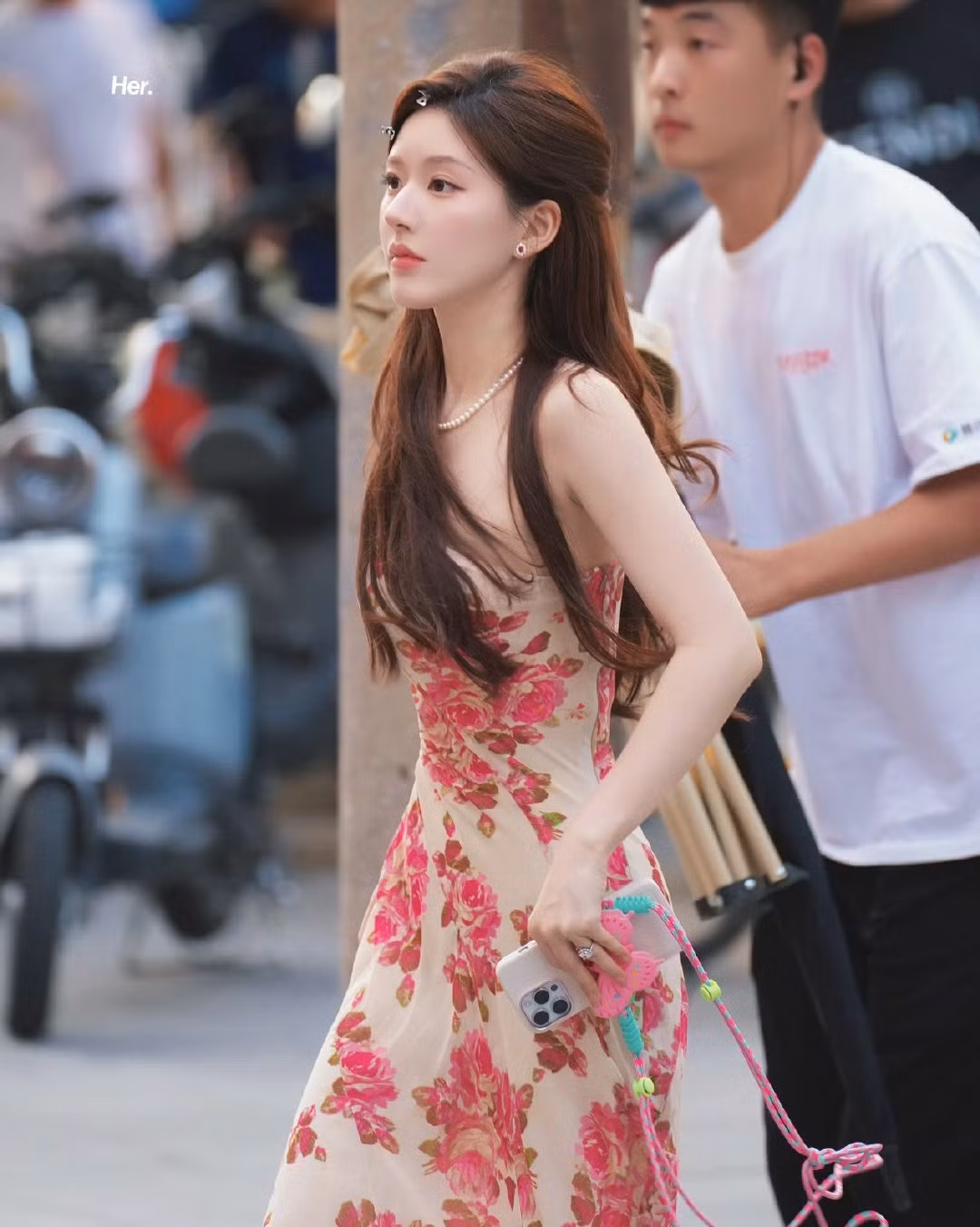 Theo Triệu Lộ Tư, cô tự làm stylist cho tác phẩm này của mình. Trước khi phim khởi quay, nữ diễn viên đã sang Hàn Quốc để chuẩn bị trang phục cho phim với hàng chục bộ váy áo đủ mọi phong cách. Bên cạnh đó, Triệu Lộ Tư cũng đảm nhiệm phần trang điểm cho nhân vật của mình.