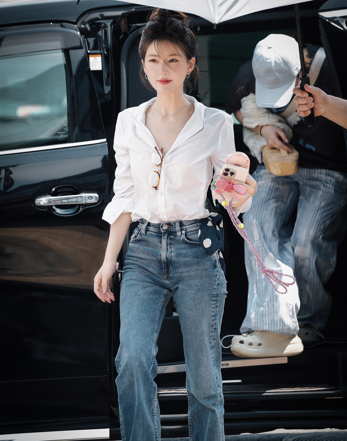 Sohu đánh giá Triệu Lộ Tư là ngôi sao trẻ biết cách làm mới mình và khiến khán giả quan tâm tới cô. Nữ diễn viên sinh năm 1998 khiến truyền thông và khán giả không thể rời mắt khỏi những bộ trang phục mà cô mặc trong phim. Mỗi ngày, người hâm mộ đều chờ đón xem Triệu Lộ Tư sẽ mang đến phong cách thời trang nào. Từ khi khai máy tới nay cô chưa từng lặp lại bộ nào.