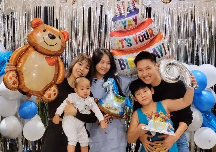 Mạnh Trường sinh năm 1985, là một trong những nam diễn viên quen mặt với các bộ phim truyền hình phía Bắc. Anh ghi dấu ấn trong các bộ phim Hương vị tình thân, Hồ sơ cá sấu, Hoa nở trái mùa, Ngược chiều nước mắt, Tuổi thanh xuân 2, Chúng ta của 8 năm sau,... Vẻ ngoài điển trai cùng diễn xuất tự nhiên giúp Mạnh Trường nhận được nhiều tình cảm của khán giả.