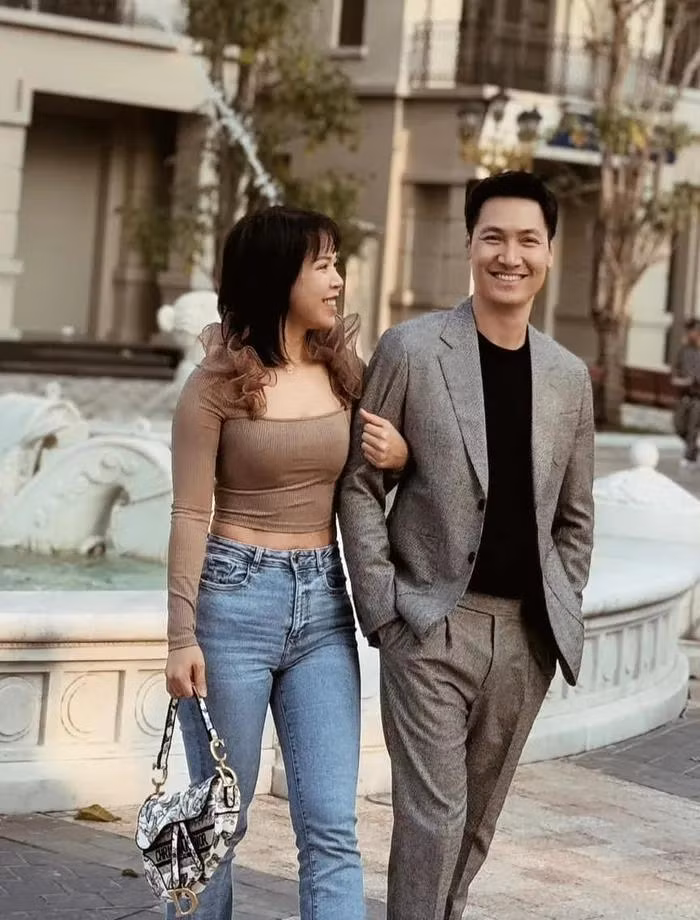 Sau khi kết hôn, Lan Phương trở thành hậu phương vững chắc để diễn viên Mạnh Trường tập trung vào con đường diễn xuất. Lan Phương cũng thay đổi từ ngoại hình đến phong cách thời trang. Đến nay, ở tuổi 38, bà xã của nam diễn viên được khen ngợi là ngày càng trẻ trung, xinh đẹp. Cô sở hữu vóc dáng khỏe khoắn, thon gọn, quyến rũ nhờ chăm tập thể dục.