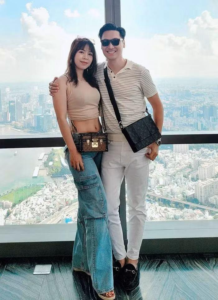 Nói về người bạn đời của mình, Mạnh Trường cho biết bà xã luôn là hậu phương vững chắc, giúp anh an tâm để phát triển sự nghiệp. Dù từng được gia đình đưa sang Đức định cư nhưng Lan Phương vẫn quyết ở lại Việt Nam để đồng hành cùng Mạnh Trường. Khi ấy, diễn viên Mạnh Trường vẫn chưa có được tên tuổi vững chắc trong làng giải trí như hiện tại. Đây cũng là điều khiến anh xúc động mỗi khi kể về vợ.