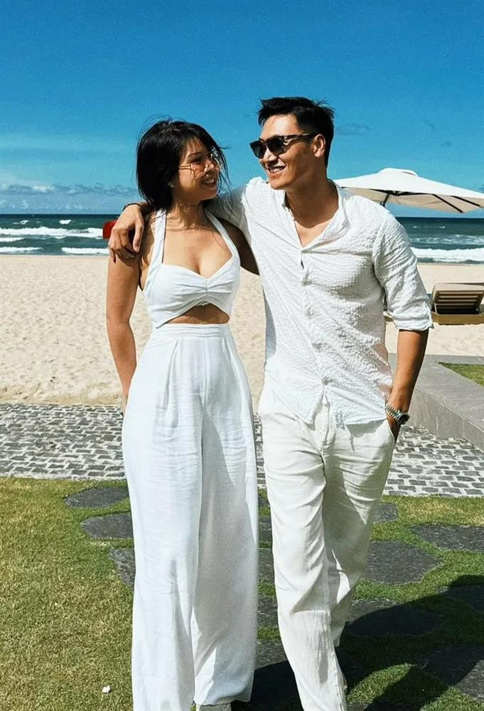 ##b###Mạnh Trường được coi là diễn viên có cuộc sống viên mãn khi hôn nhân hạnh phúc, khối tài sản đồ sộ. Nam diễn viên có tổ ấm bên người vợ tâm lý và 3 con. Mới đây, trên trang cá nhân, anh chia sẻ ảnh đi du lịch với vợ. "Phút thảnh thơi của đôi bạn già".