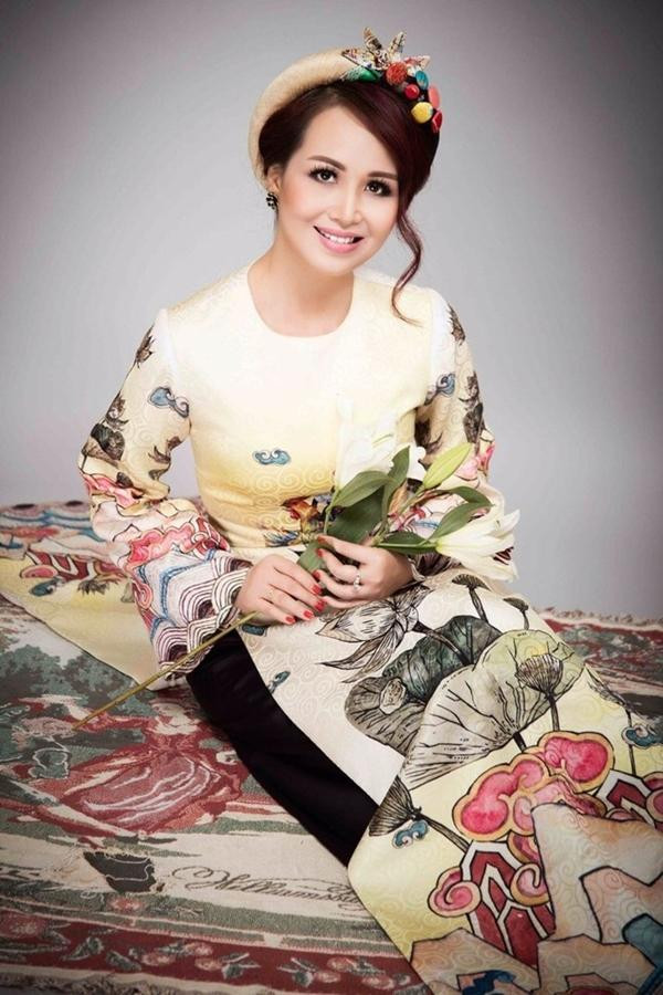 hi đăng quang, Nguyễn Diệu Hoa chỉ được biết tới là con gái của một quan chức ngoại giao cấp cao. Thời điểm tổ chức cuộc thi vẫn còn nhiều hạn chế về hồ sơ nên thông tin cá nhân của thí sinh khá ít ỏi. Về sau, bản lý lịch trọn vẹn của Hoa hậu Việt Nam 1990 mới được tiết lộ, khiến chính nhà thơ Dương Kỳ Anh - "cha đẻ" của cuộc thi Hoa hậu Việt Nam ngỡ ngàng.