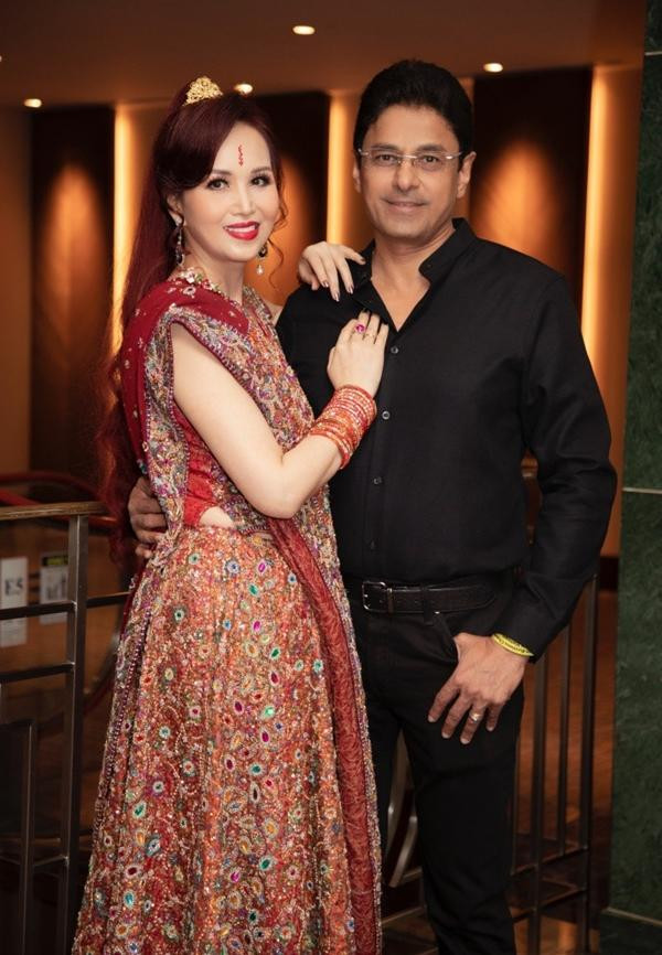 ăm 1992, Diệu Hoa gặp doanh nhân Maneesh Dane gốc Ấn Độ và kết hôn 1 năm sau đó. Maneesh Dane không chỉ bị thu hút bởi vẻ xinh đẹp dịu dàng của Nguyễn Diệu Hoa mà còn thích thú với màn ứng xử thông minh của chị trong đêm chung kết cuộc thi sắc đẹp. Chuyện tình của hoa hậu và doanh nhân được ví như cổ tích.