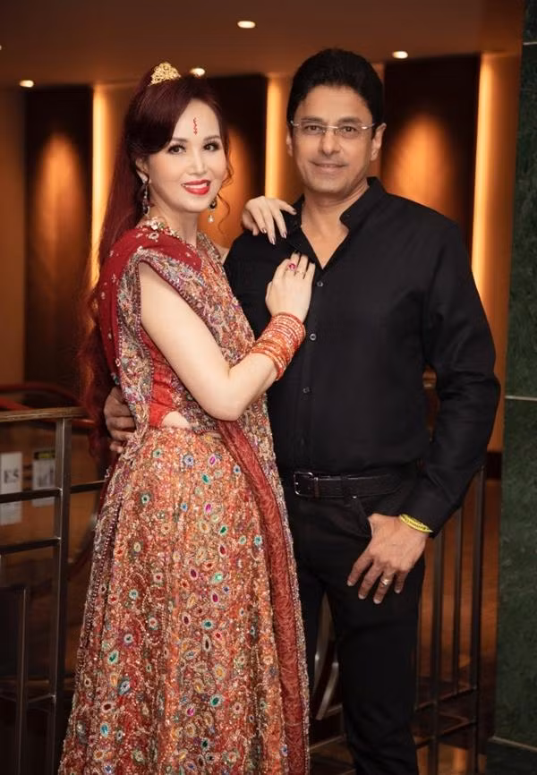 Năm 1992, Diệu Hoa gặp doanh nhân Maneesh Dane gốc Ấn Độ và kết hôn 1 năm sau đó. Maneesh Dane không chỉ bị thu hút bởi vẻ xinh đẹp dịu dàng của Nguyễn Diệu Hoa mà còn thích thú với màn ứng xử thông minh của chị trong đêm chung kết cuộc thi sắc đẹp. Chuyện tình của hoa hậu và doanh nhân được ví như cổ tích.