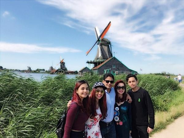 ông việc của hai vợ chồng đều bận rộn nên cả nhà chỉ thực sự sum họp vào ngày cuối tuần và các kỳ nghỉ dài. Gia đình hoa hậu sẽ cùng nhau đi mua sắm, xem phim hay du lịch.