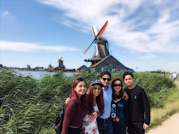 Công việc của hai vợ chồng đều bận rộn nên cả nhà chỉ thực sự sum họp vào ngày cuối tuần và các kỳ nghỉ dài. Gia đình hoa hậu sẽ cùng nhau đi mua sắm, xem phim hay du lịch.