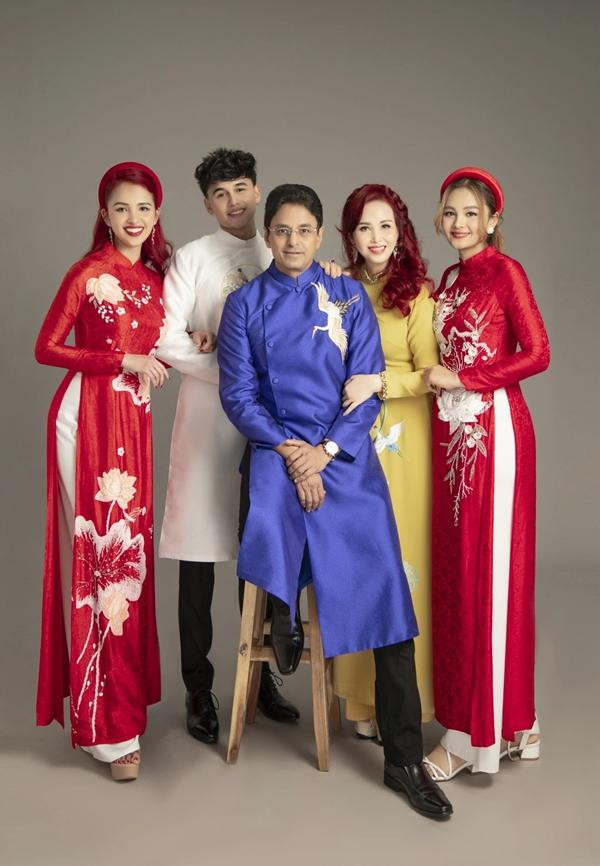 à hoa hậu giỏi ngoại ngữ lấy chồng ngoại quốc, từng đi khắp năm châu bốn bể nhưng Diệu Hoa vẫn luôn gìn giữ phong tục, tập quán của người Việt. Từ nhiều năm nay, gia đình chị luôn duy trì truyền thống đón Tết tại Việt Nam.